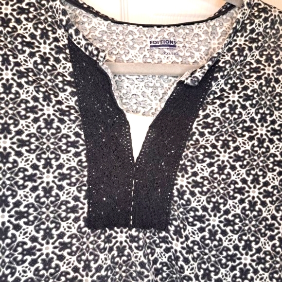 Basic Editions Split Neck Black White Patterned Tee Crochet Plus Size XXL - Picture 3 of 5